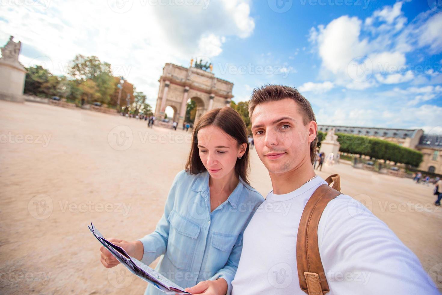 jovem casal viajando foto