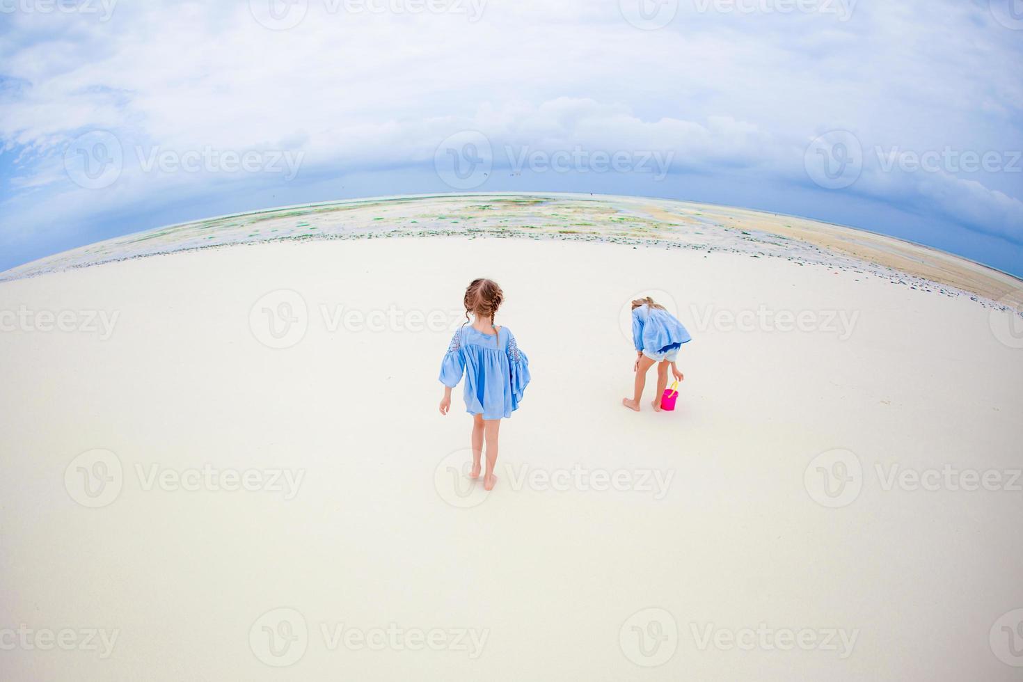 pequeno meninas em a de praia foto