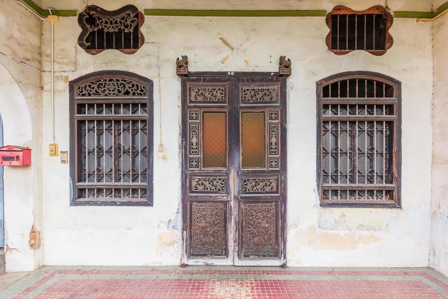 edifício de estilo sino português em phuket, tailândia foto