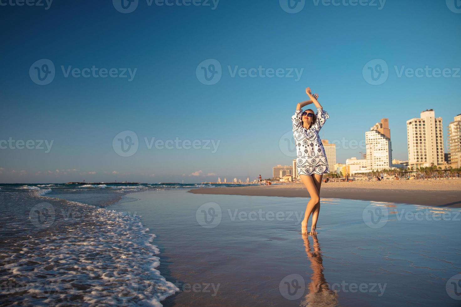 encantador mulher posando em a de praia foto