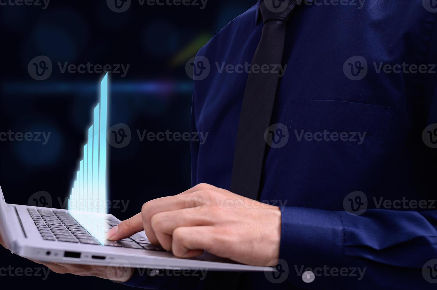 homem de negócios usando o computador portátil foto