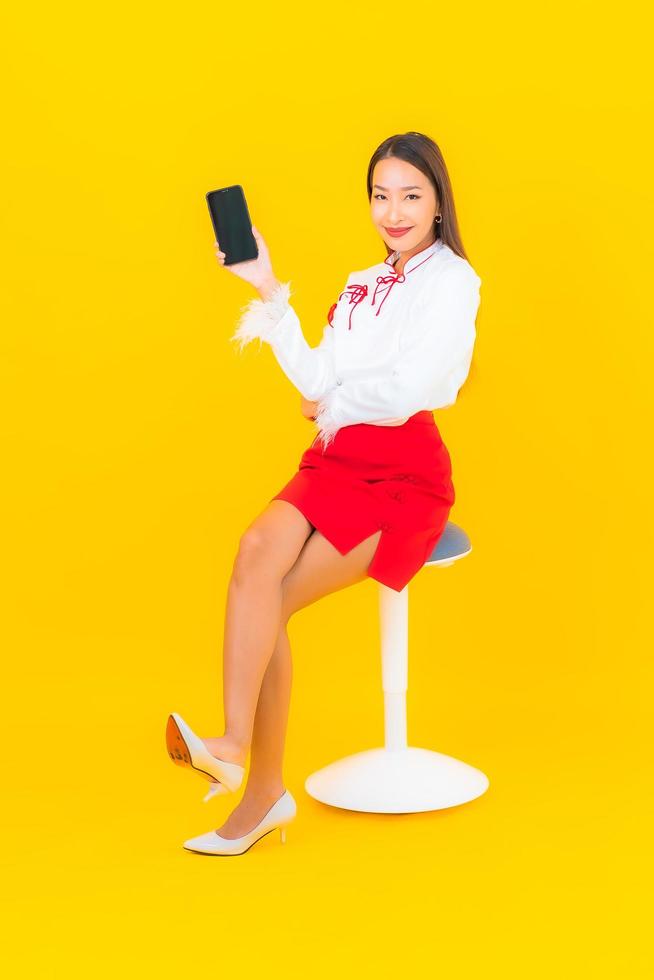 jovem mulher asiática com celular inteligente foto