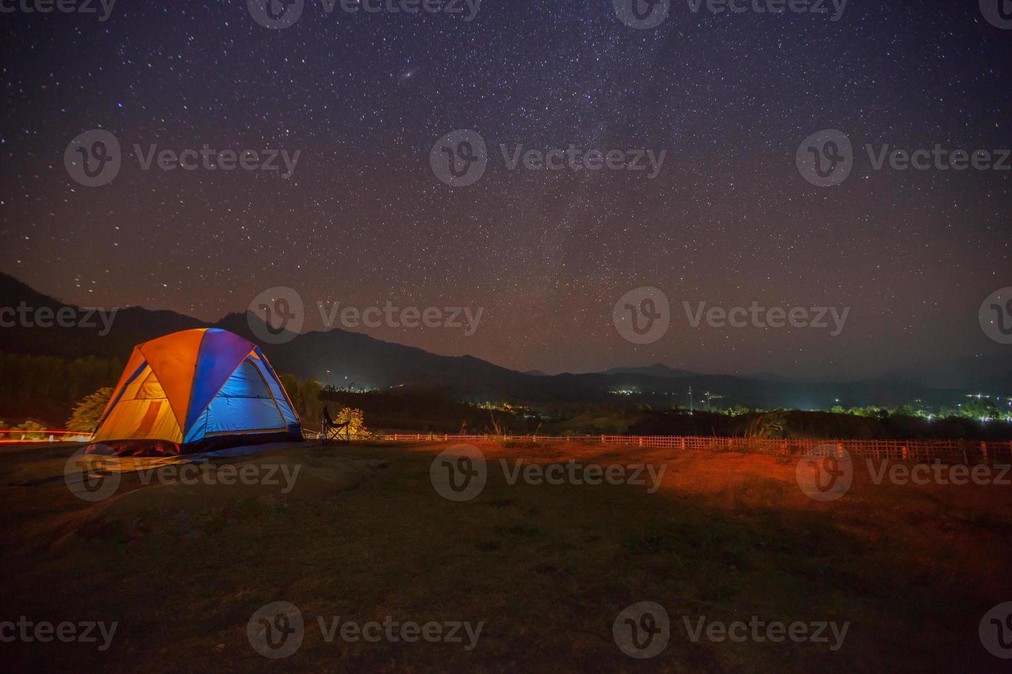tenda colorida e céu estrelado foto