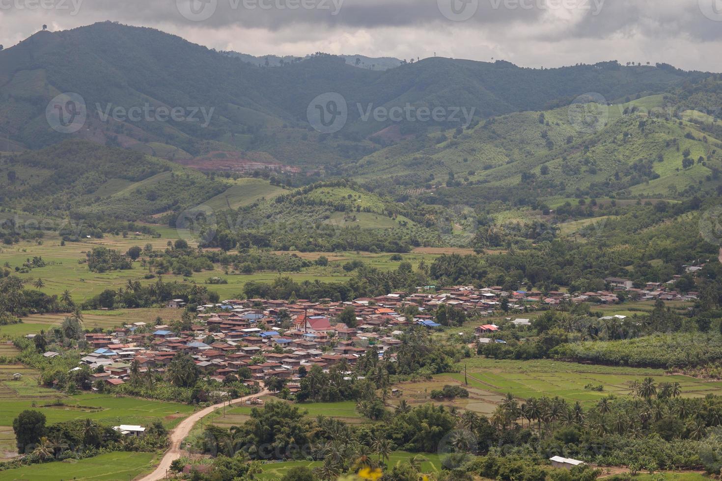 vila perto de montanhas nubladas foto