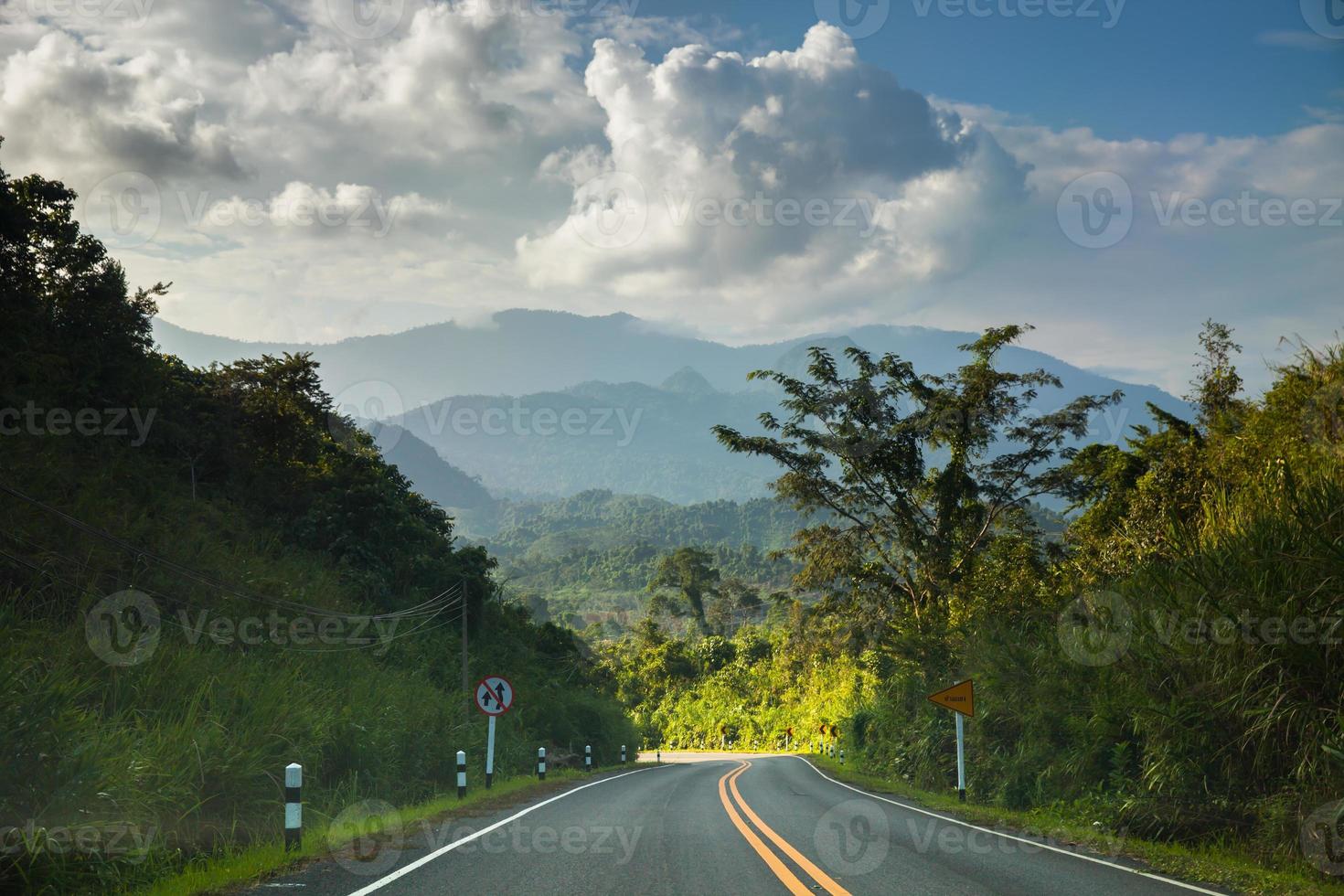 vista de montanhas e nuvens de uma estrada foto