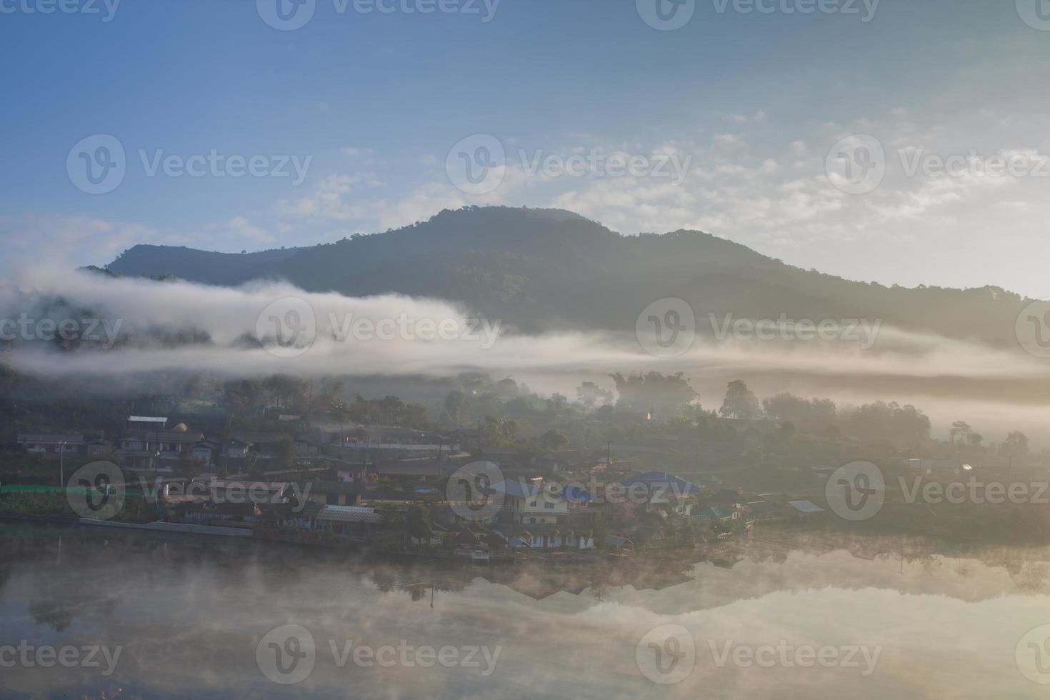 nevoeiro acima de uma aldeia foto