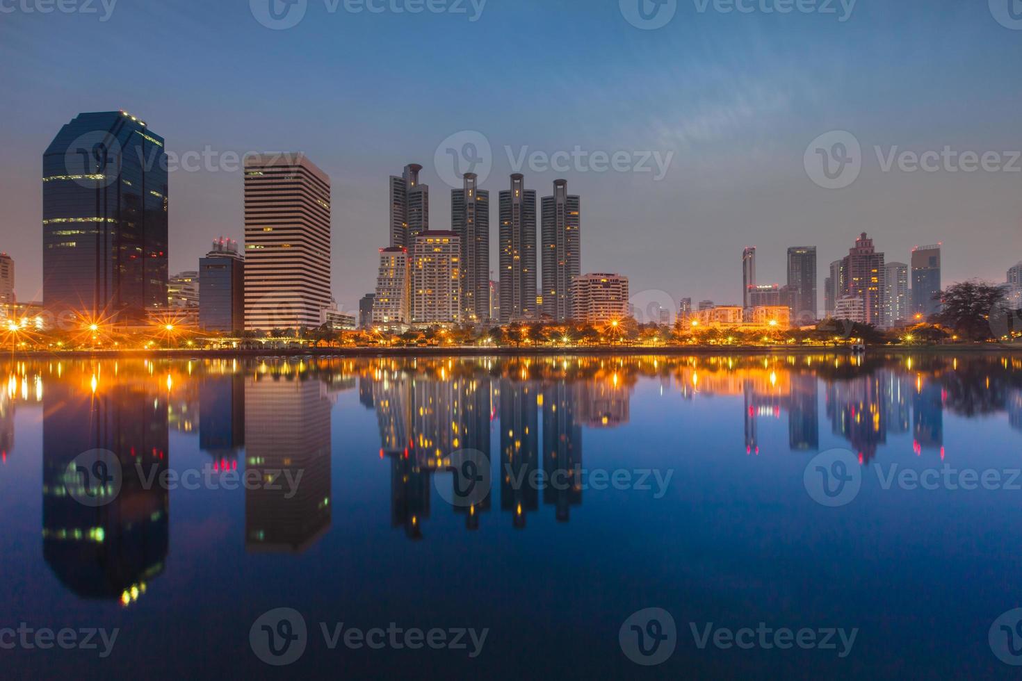 reflexão da paisagem urbana na água foto