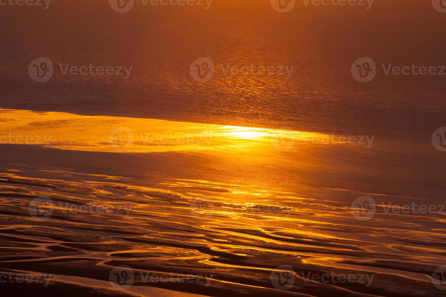 nuvens e pôr do sol sobre o oceano foto