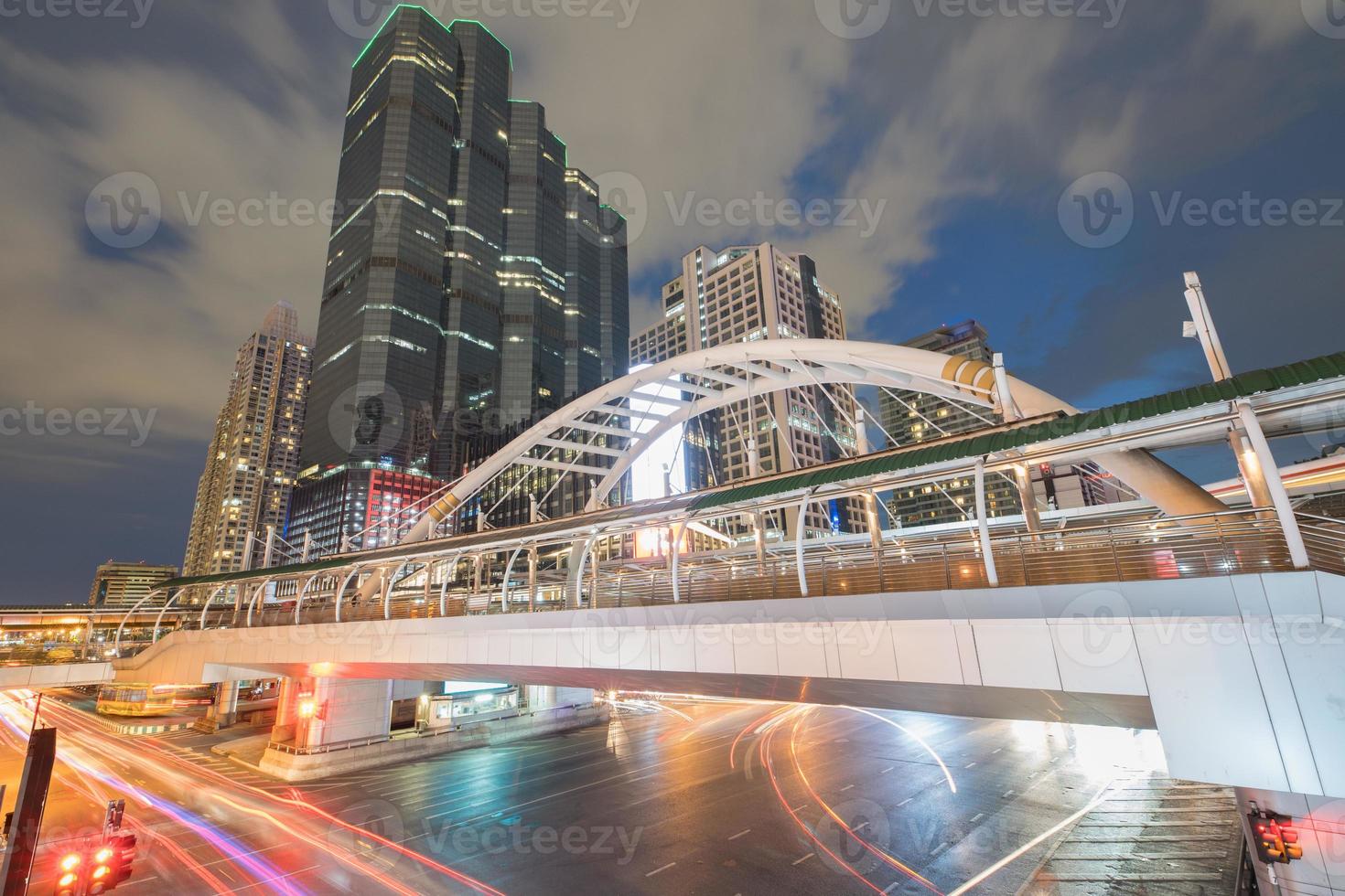 longa exposição de tráfego sob uma ponte foto