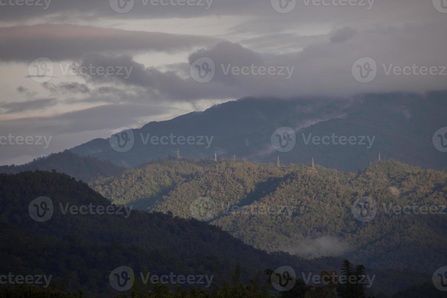 montanhas verdes em um dia nublado foto