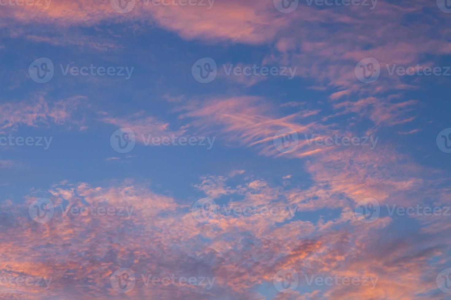 nuvens rosa em um céu azul foto