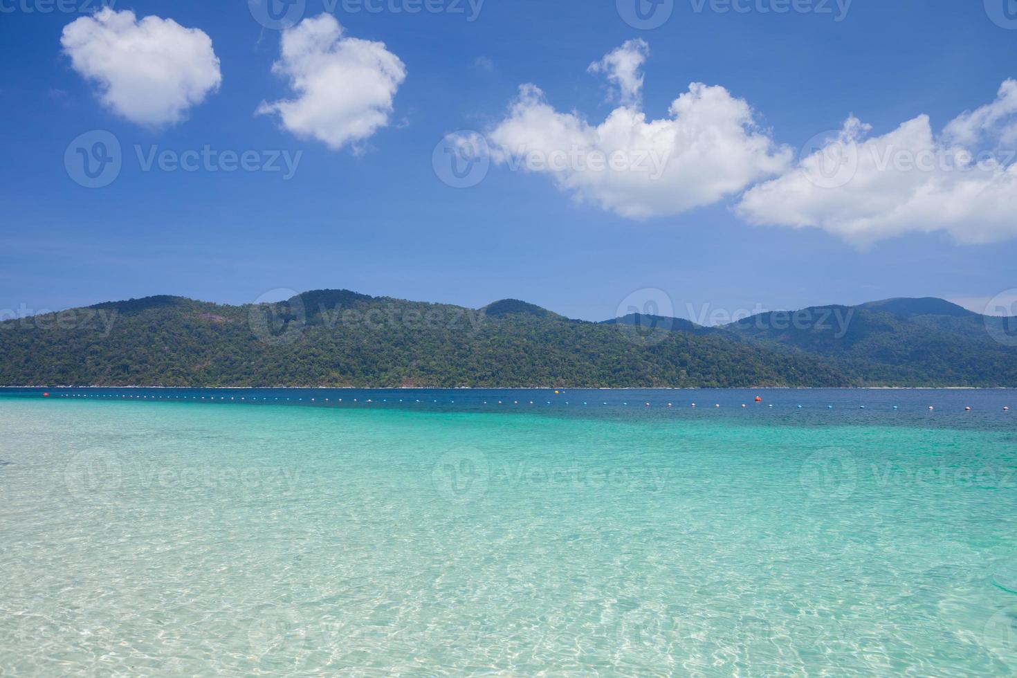 água azul clara e céu azul foto