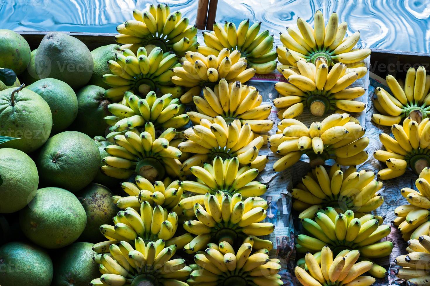 fruta à venda em um mercado foto