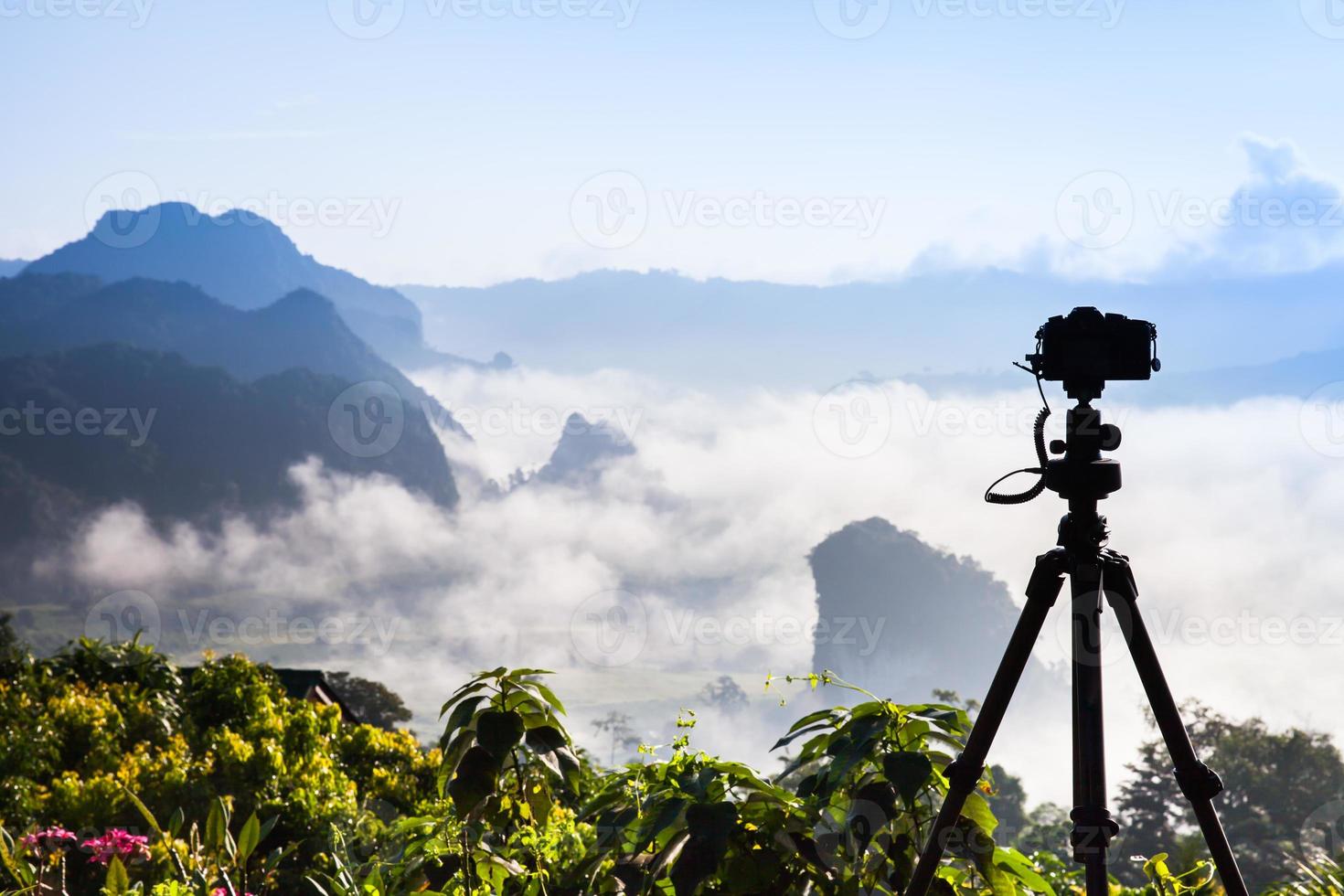 câmera com vista para uma paisagem nebulosa foto