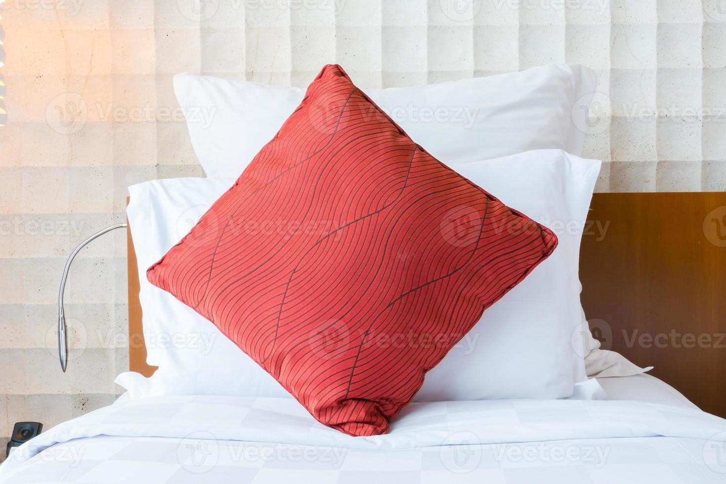 cama com um travesseiro vermelho foto