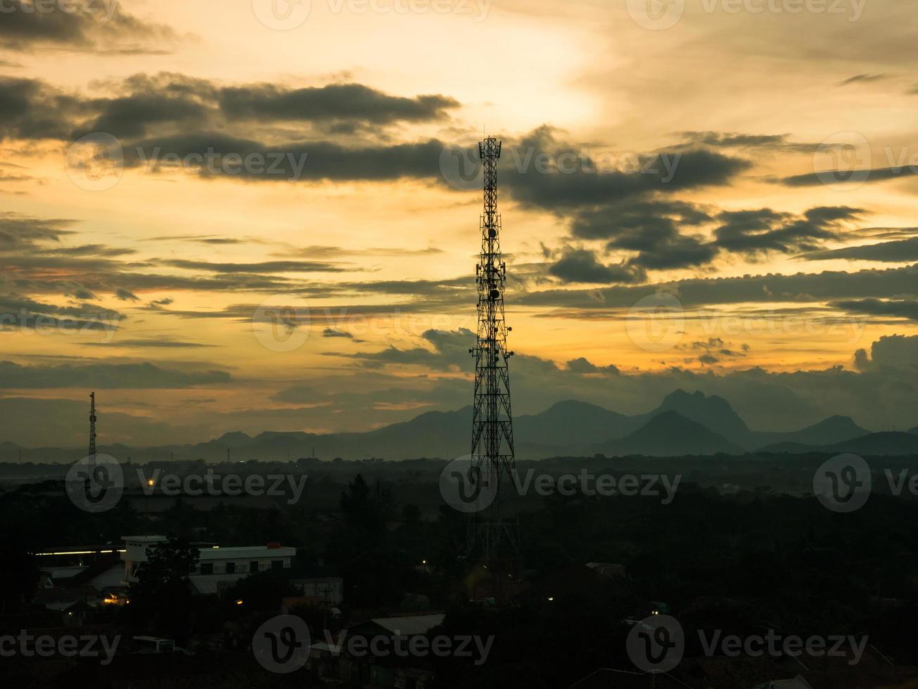 torre de rádio ao pôr do sol foto