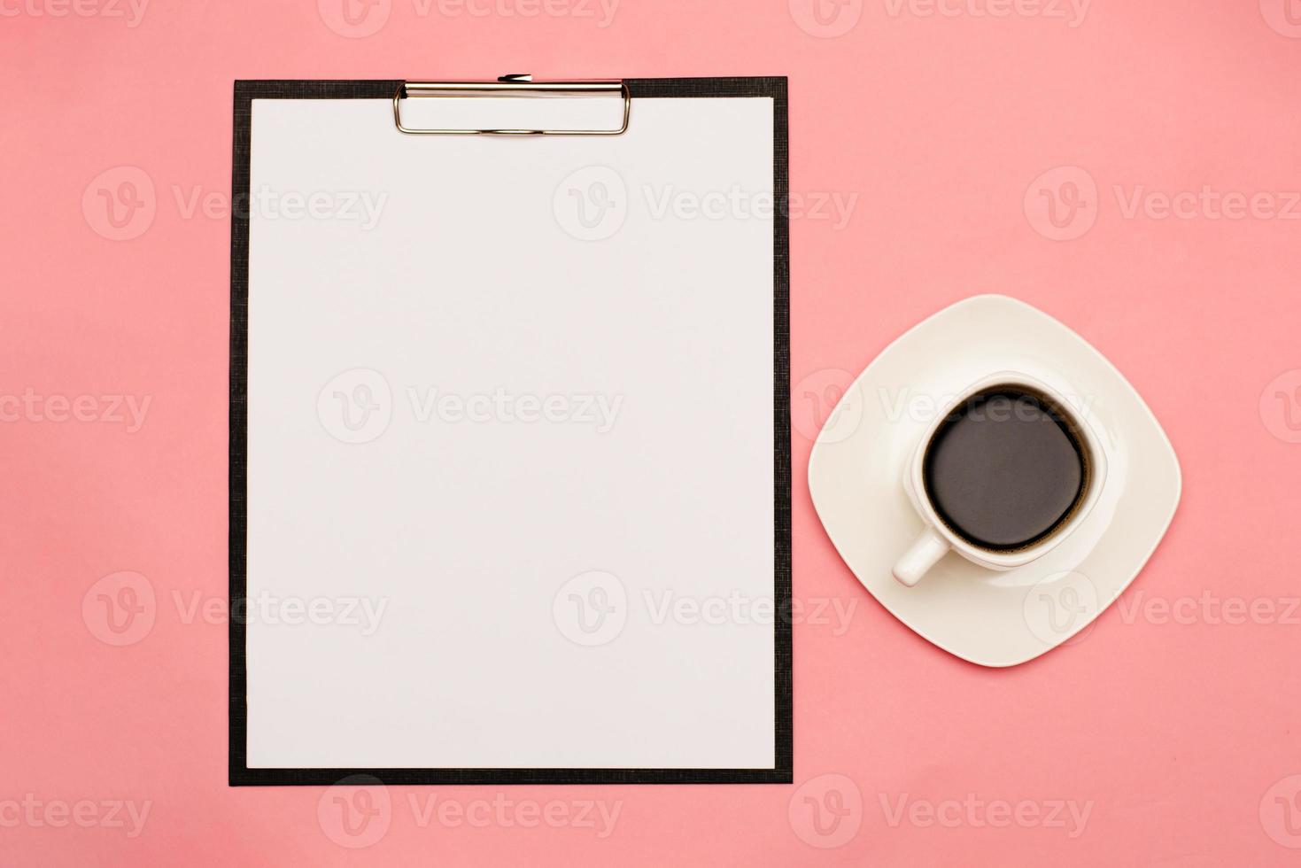 uma tábua com espaço para seu texto em uma Rosa fundo, Próximo para uma copo do café foto