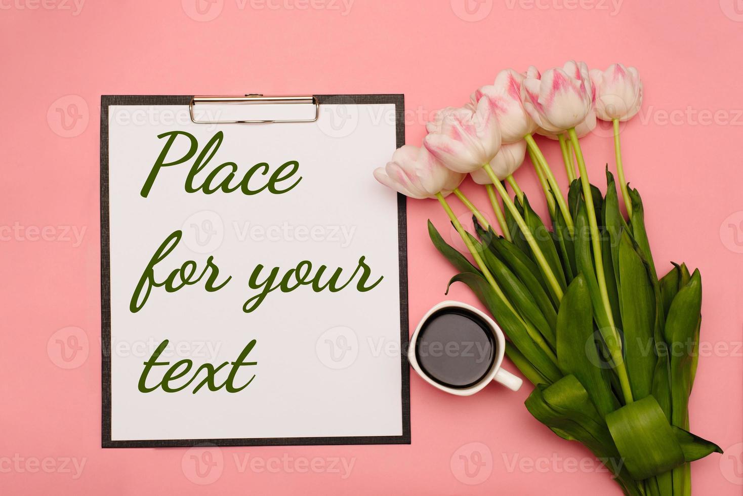 texto Lugar, colocar para seu texto, Próximo para uma ramalhete do delicado Rosa tulipas e com uma copo do café em uma Rosa fundo. lá pode estar seu texto foto
