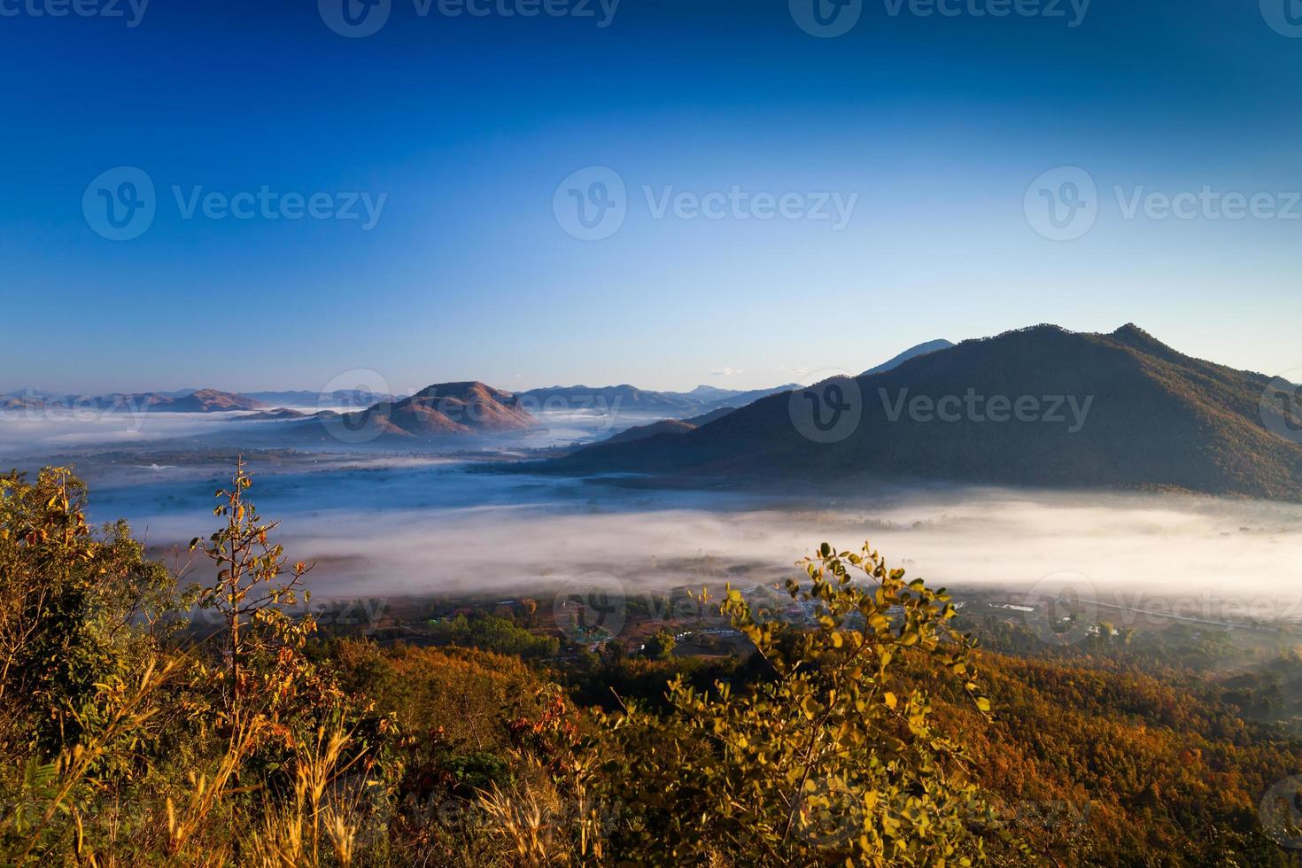 nascer do sol acima das montanhas com nevoeiro foto