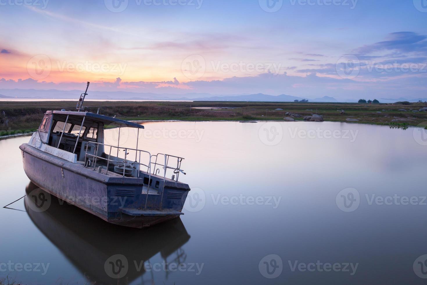 barco na água perto de uma praia foto