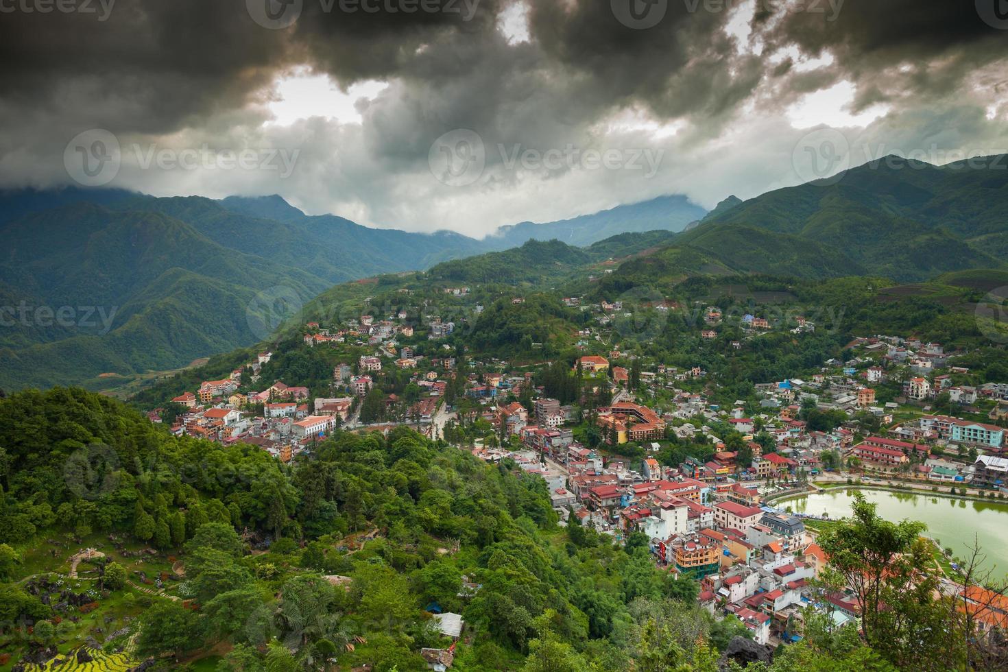 vista aérea da vila da montanha foto
