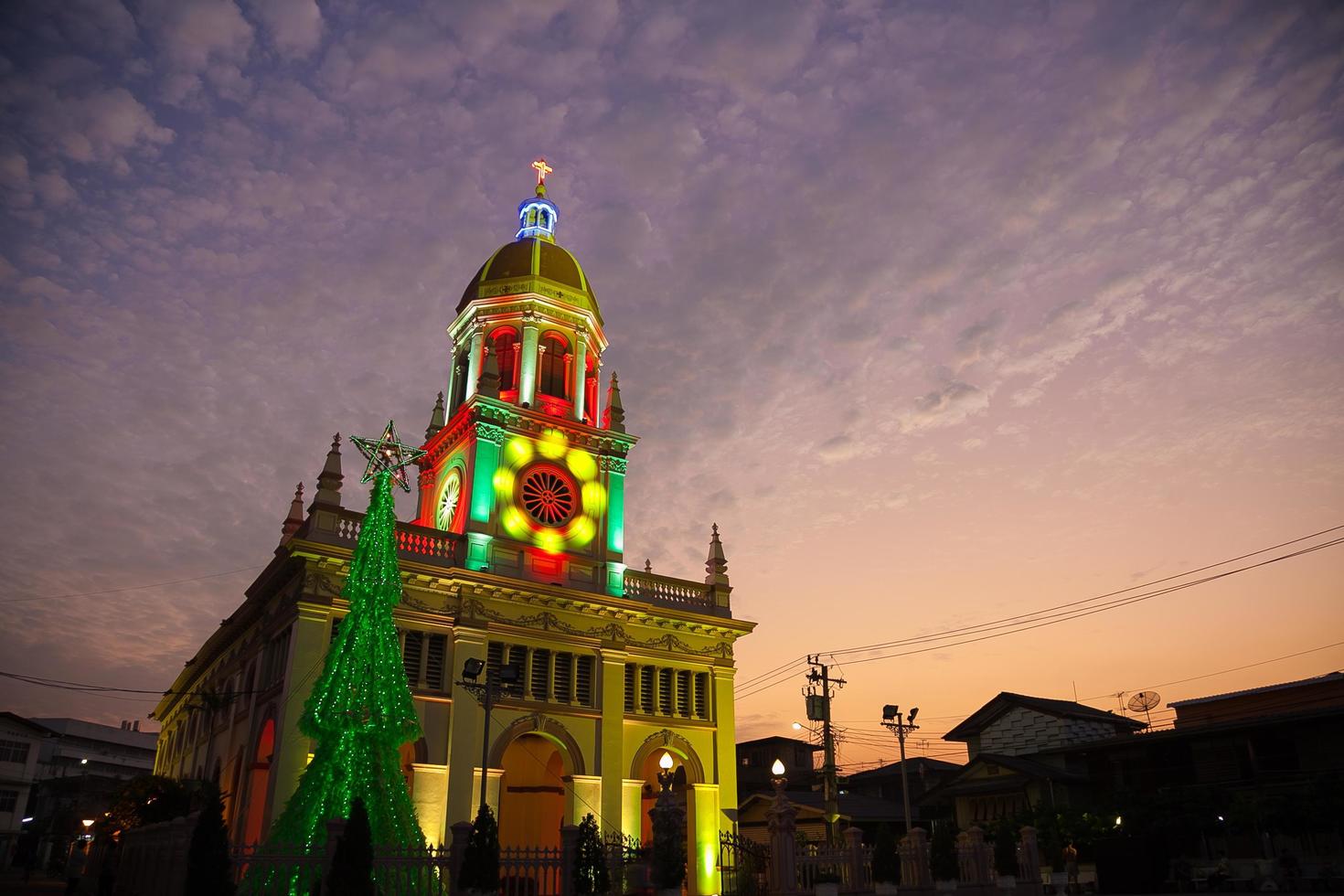 igreja de cristo com enfeites de natal foto