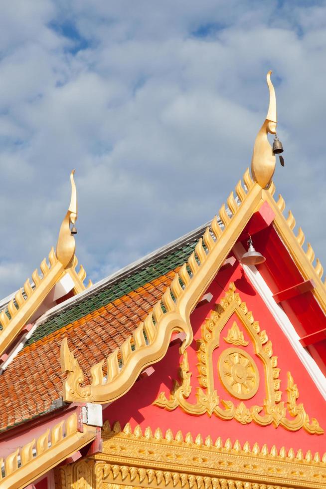 telhado do templo na tailândia foto