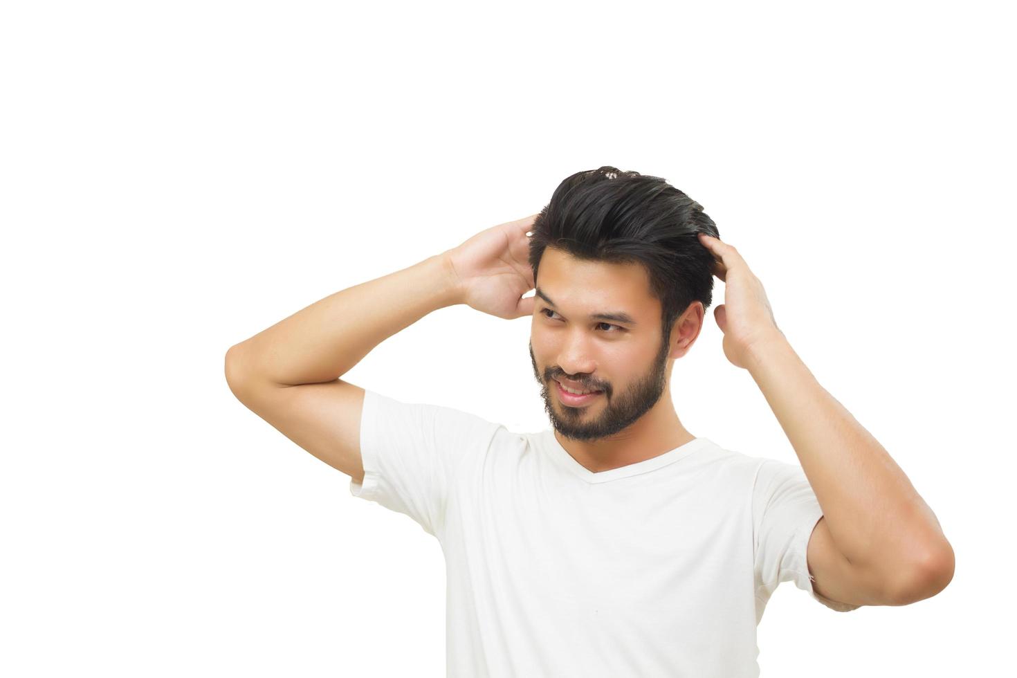 homem bonito asiático com bigode no fundo branco foto