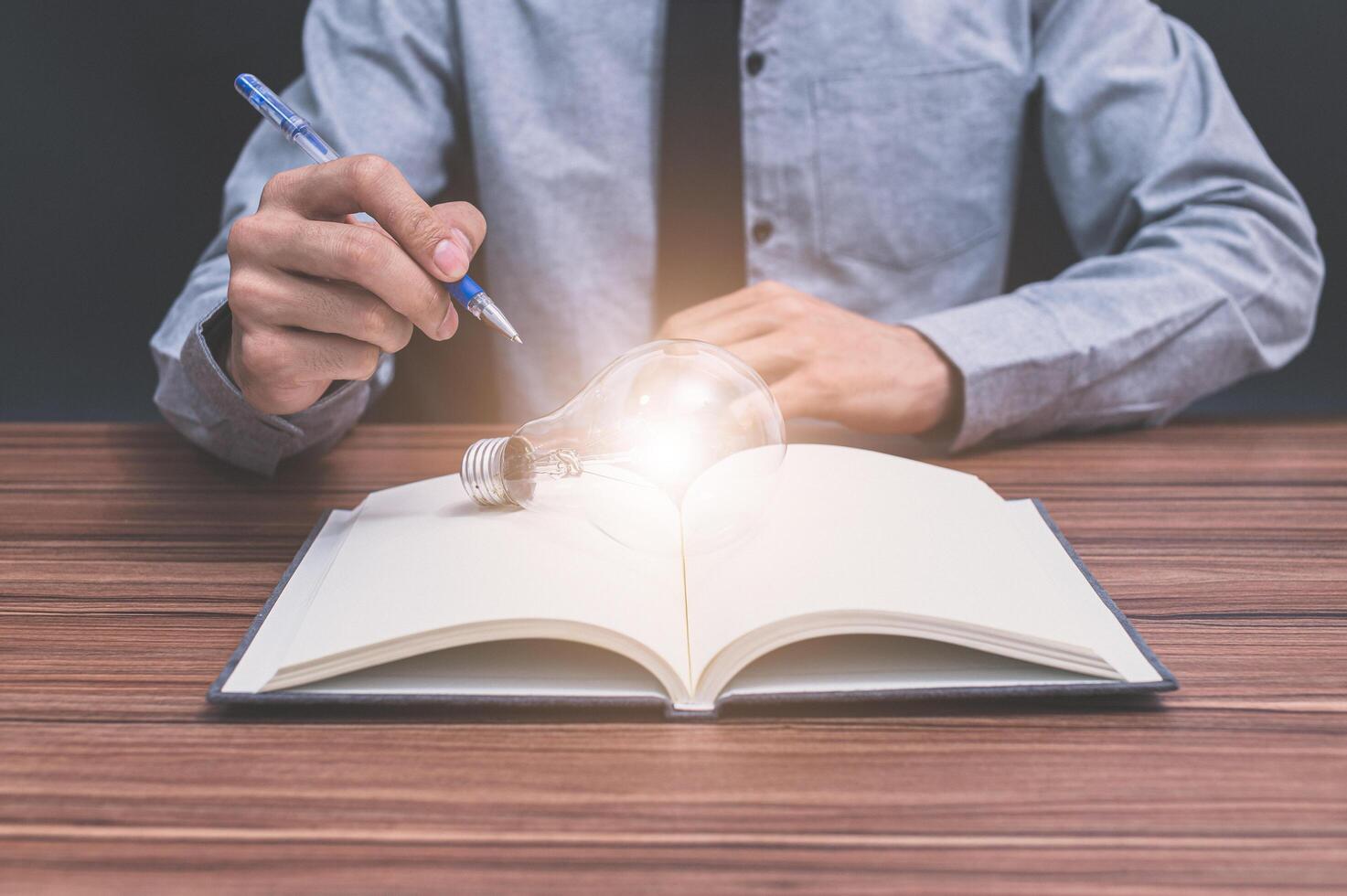 empresário com caneta e caderno, conceito de ideia foto