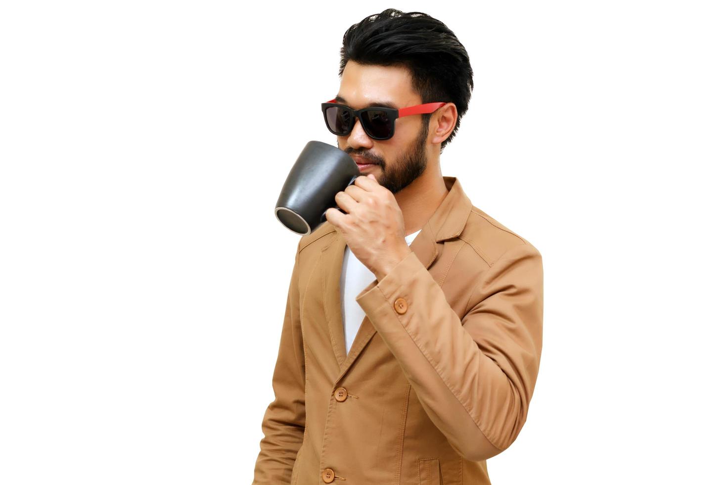 homem asiático com bigode tomando café no fundo branco foto