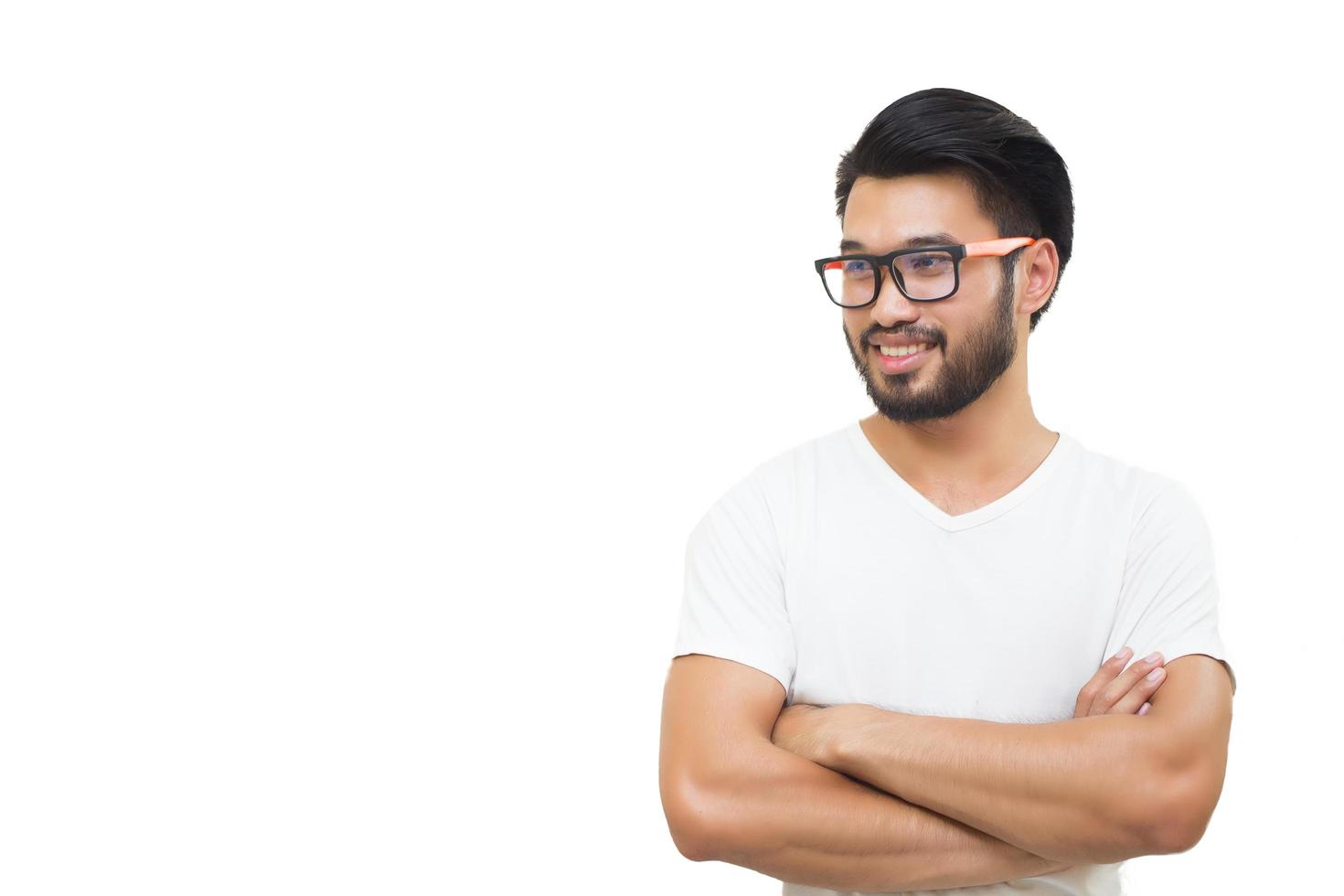 homem bonito asiático sorrindo e rindo no fundo branco foto