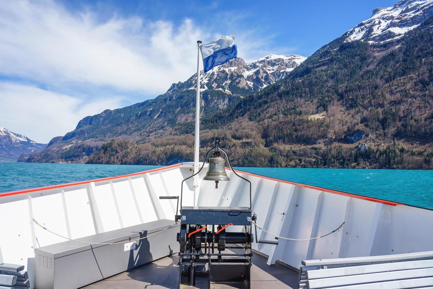 Lago Brienz de um barco em movimento em Berna, Suíça foto