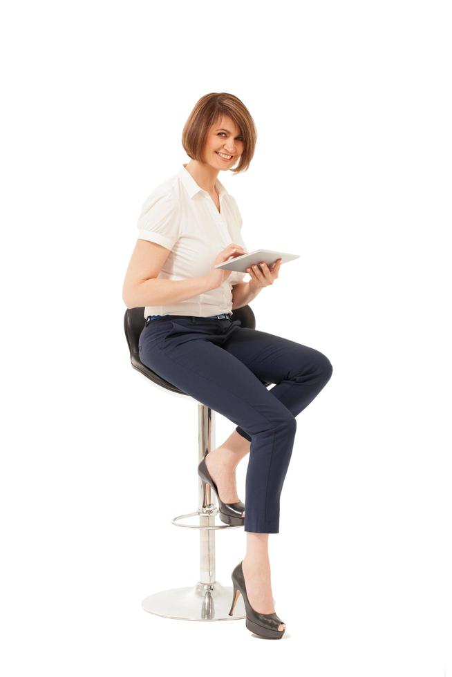 mulher segurando um tablet em um fundo branco foto