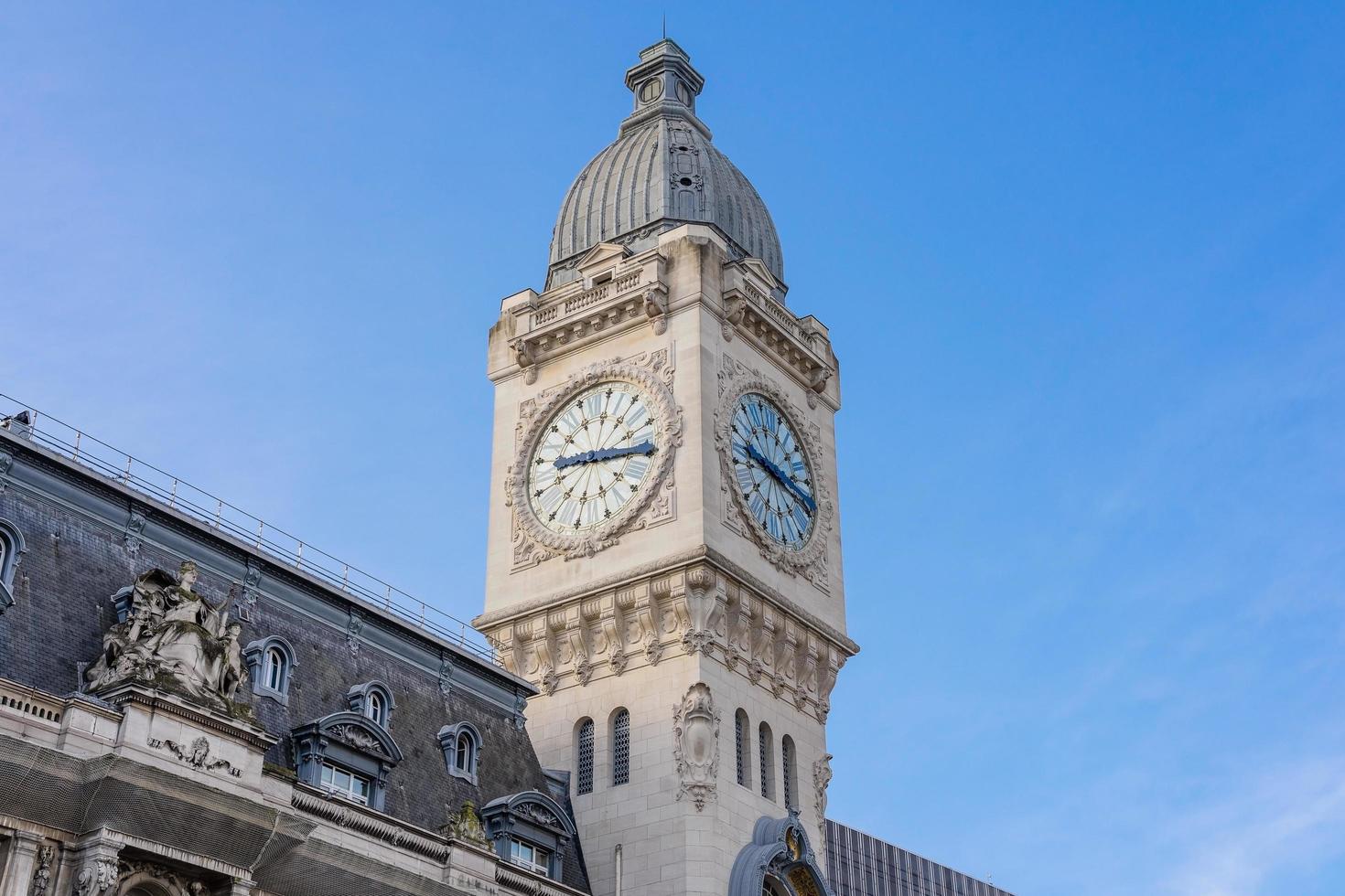 torre do relógio da estação gare de lyon em paris, frança foto