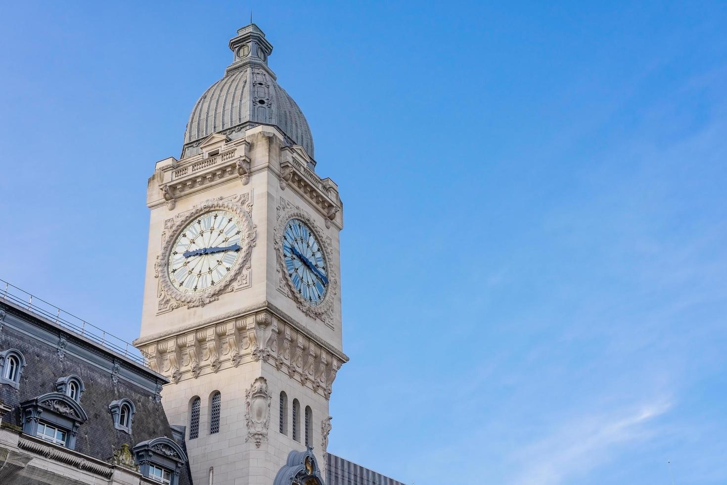 torre do relógio da estação gare de lyon em paris, frança foto