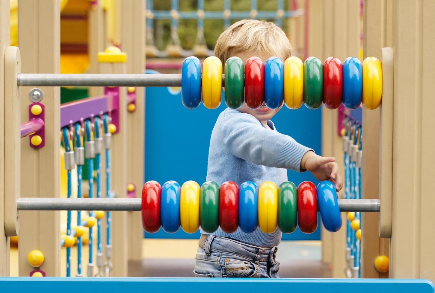 menino brincando com brinquedos de madeira foto