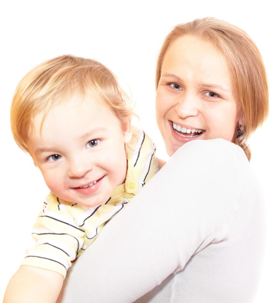 mãe e filho em um fundo branco foto