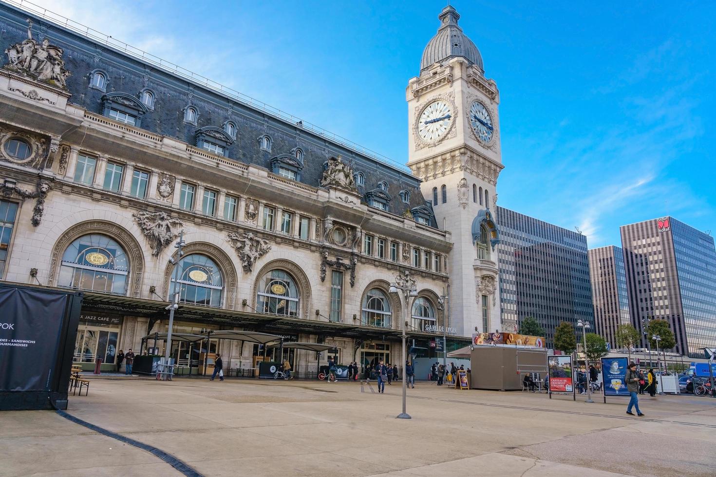 vista externa da histórica estação ferroviária gare de lyon em paris, frança foto