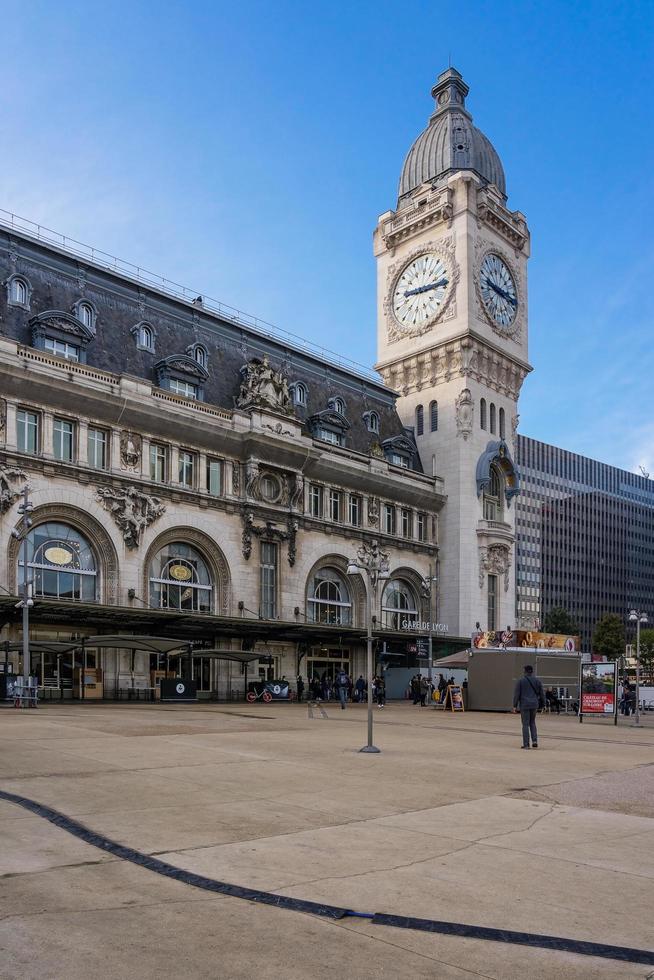 vista externa da histórica estação ferroviária gare de lyon em paris, frança foto