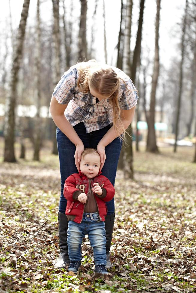 jovem mãe e filho em um parque foto