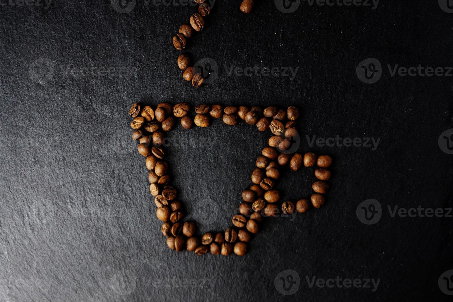 café feijões dentro a forma do uma copo foto