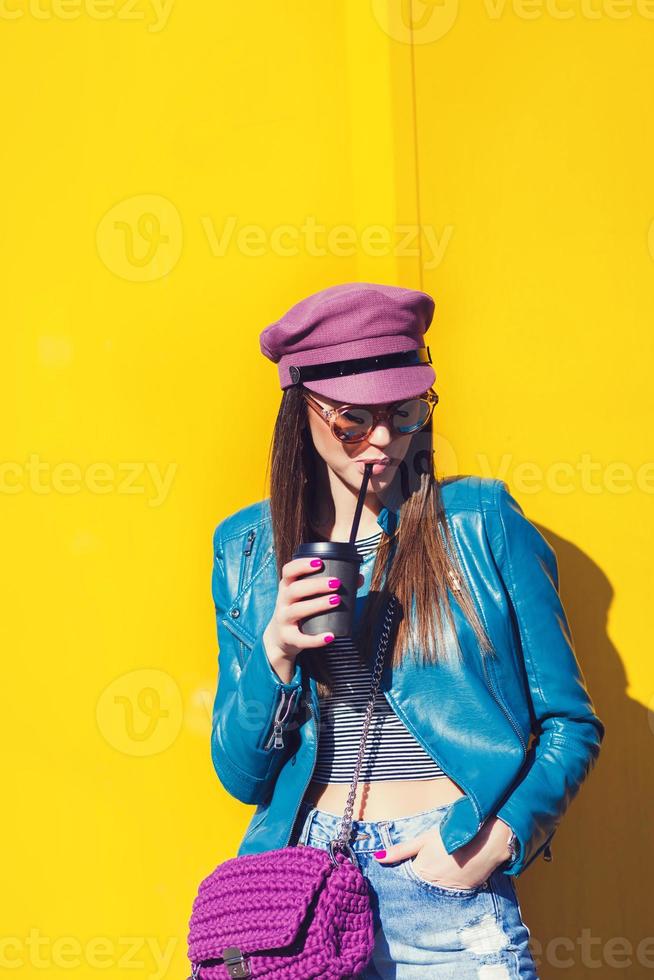 mulher dentro a rua bebendo manhã café foto