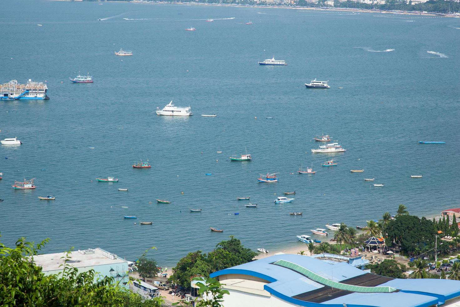 barcos ao longo da costa foto