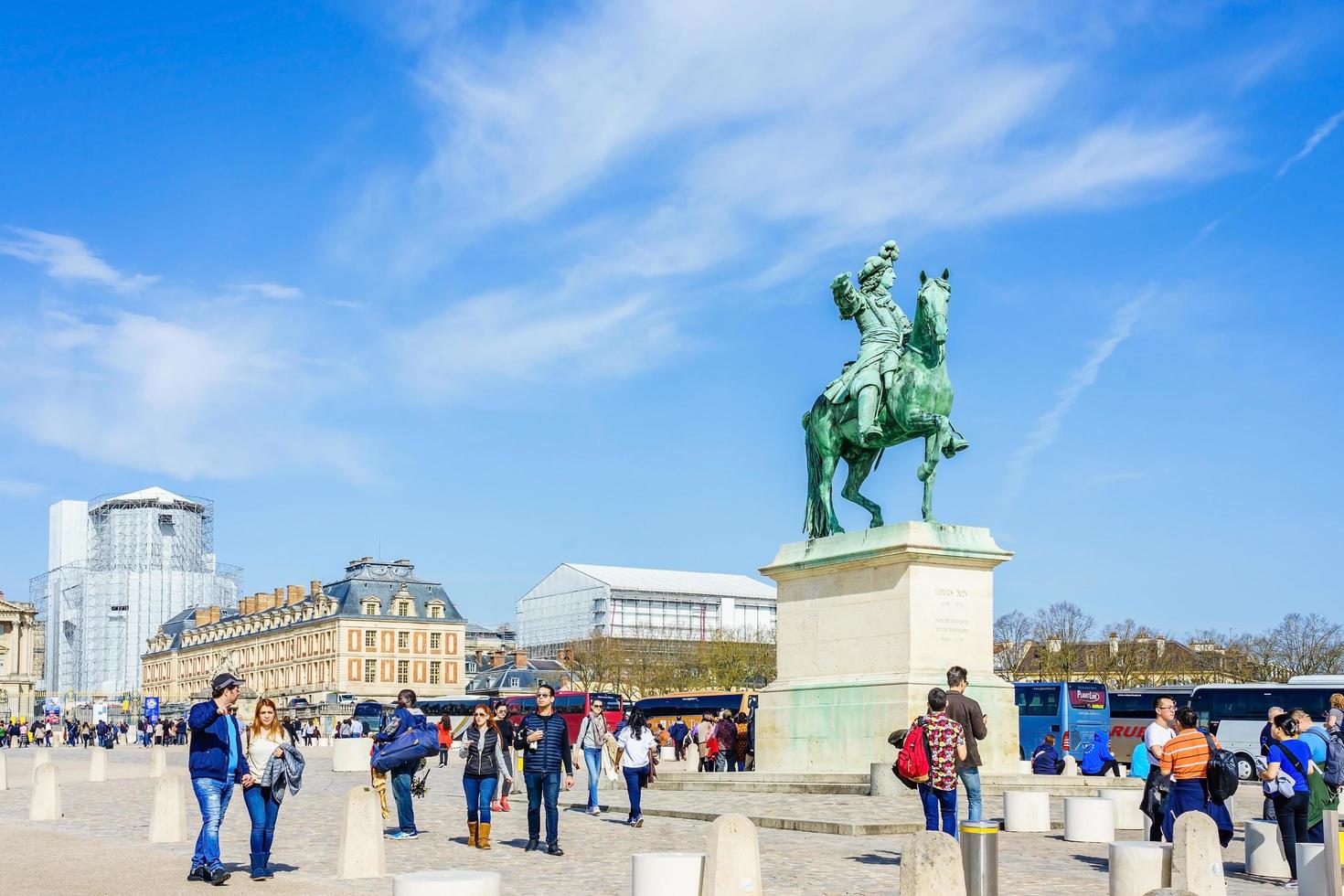 Place d'armes em frente ao palácio real de Versalhes na França foto