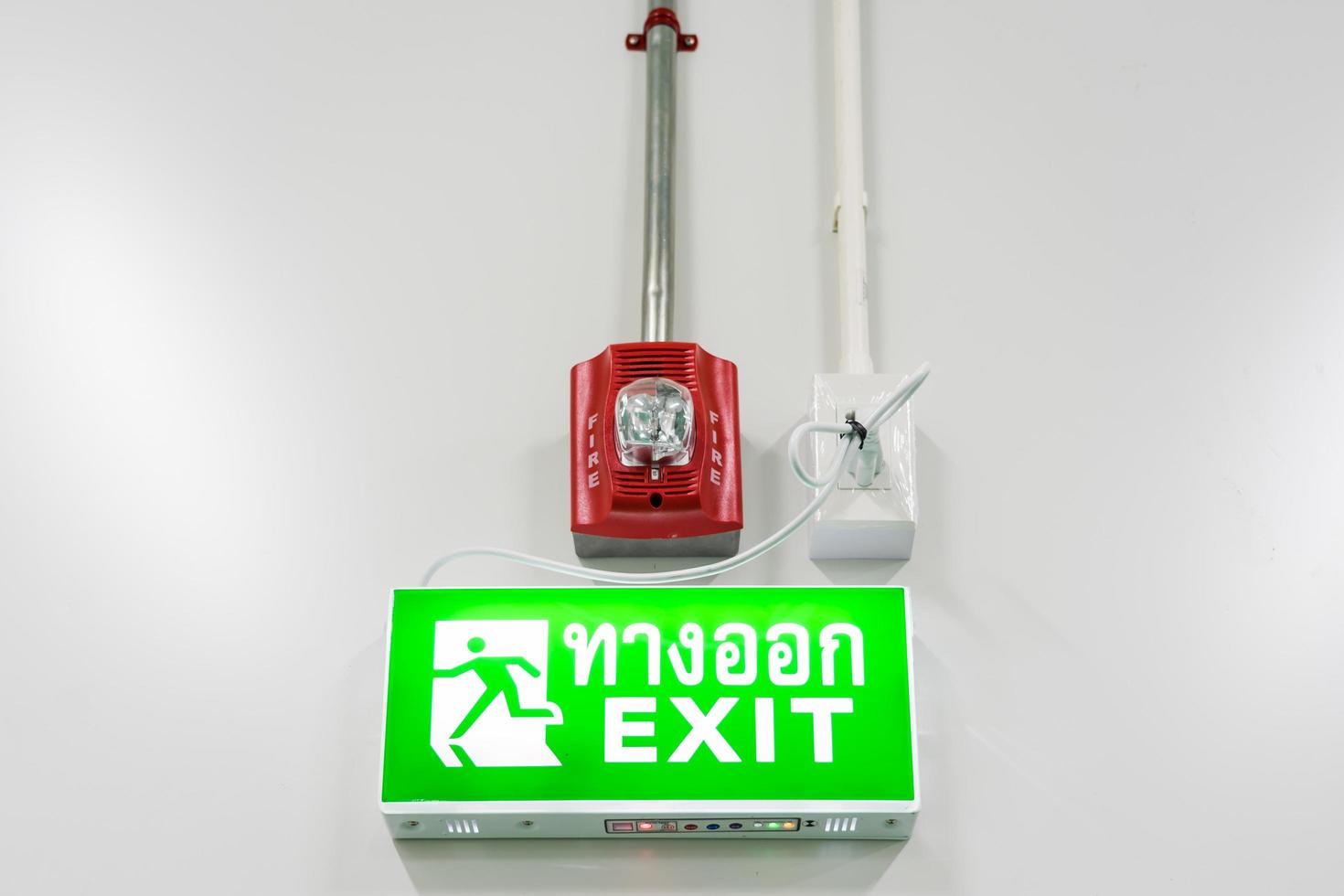 alarme de proteção contra incêndio e sinal de saída de emergência foto