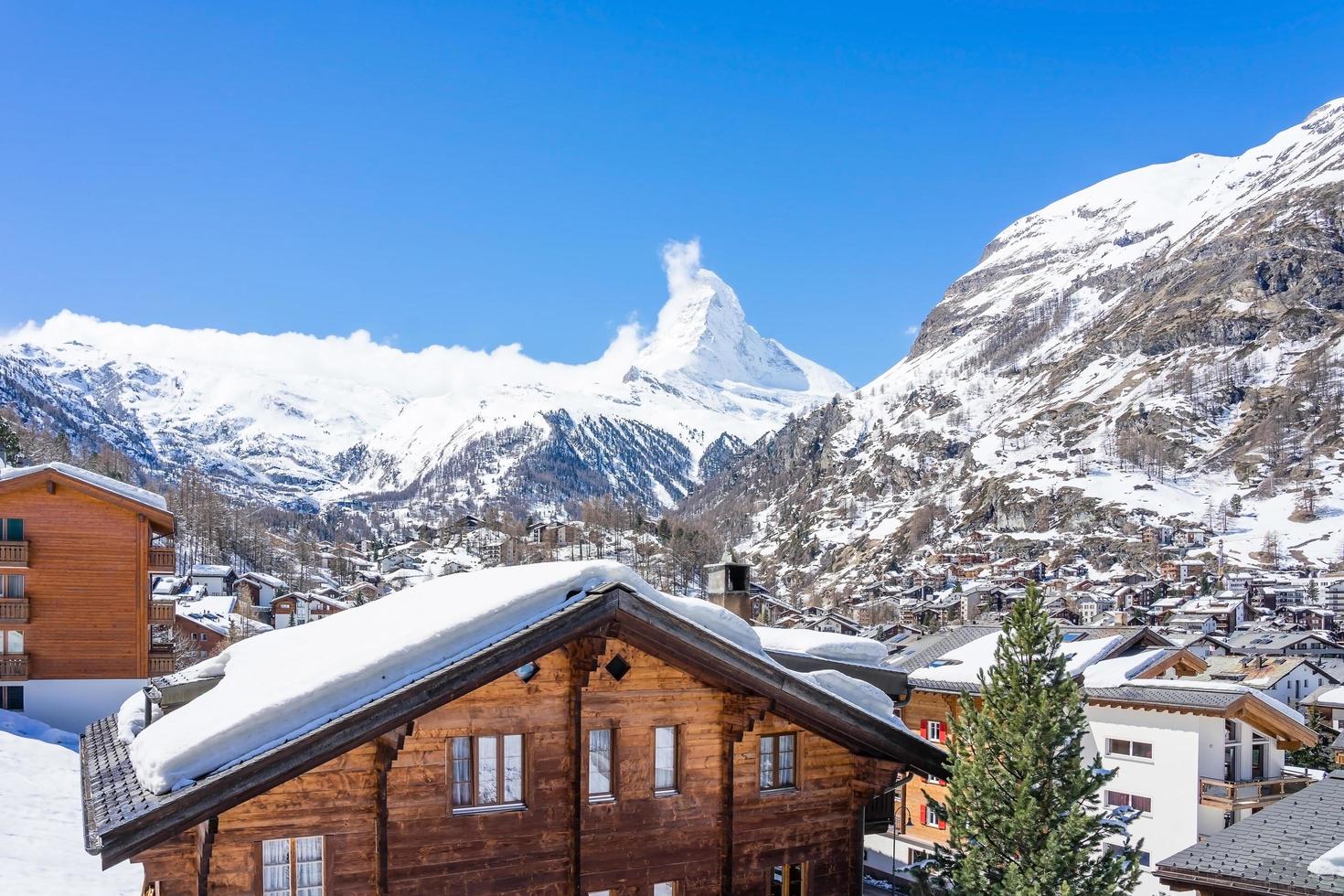 antiga vila em dia ensolarado com fundo do pico de matterhorn em zermatt, suíça foto