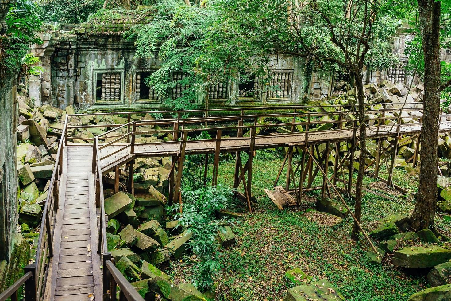 ruínas do templo de beng mealea no meio da floresta, siem reap, camboja foto