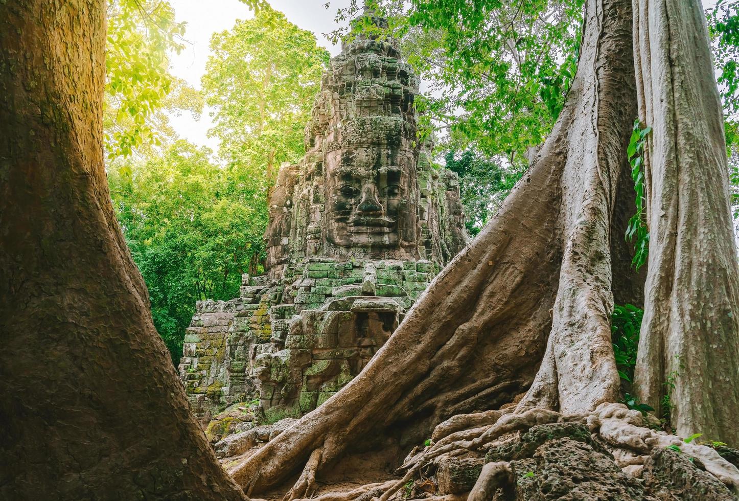 portão norte do complexo de angkor thom perto de siem reap, camboja foto
