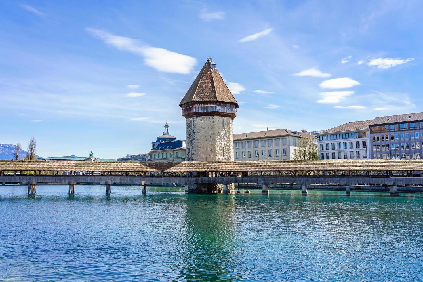 ponte da capela e lago luzerna em lucerna, suíça foto