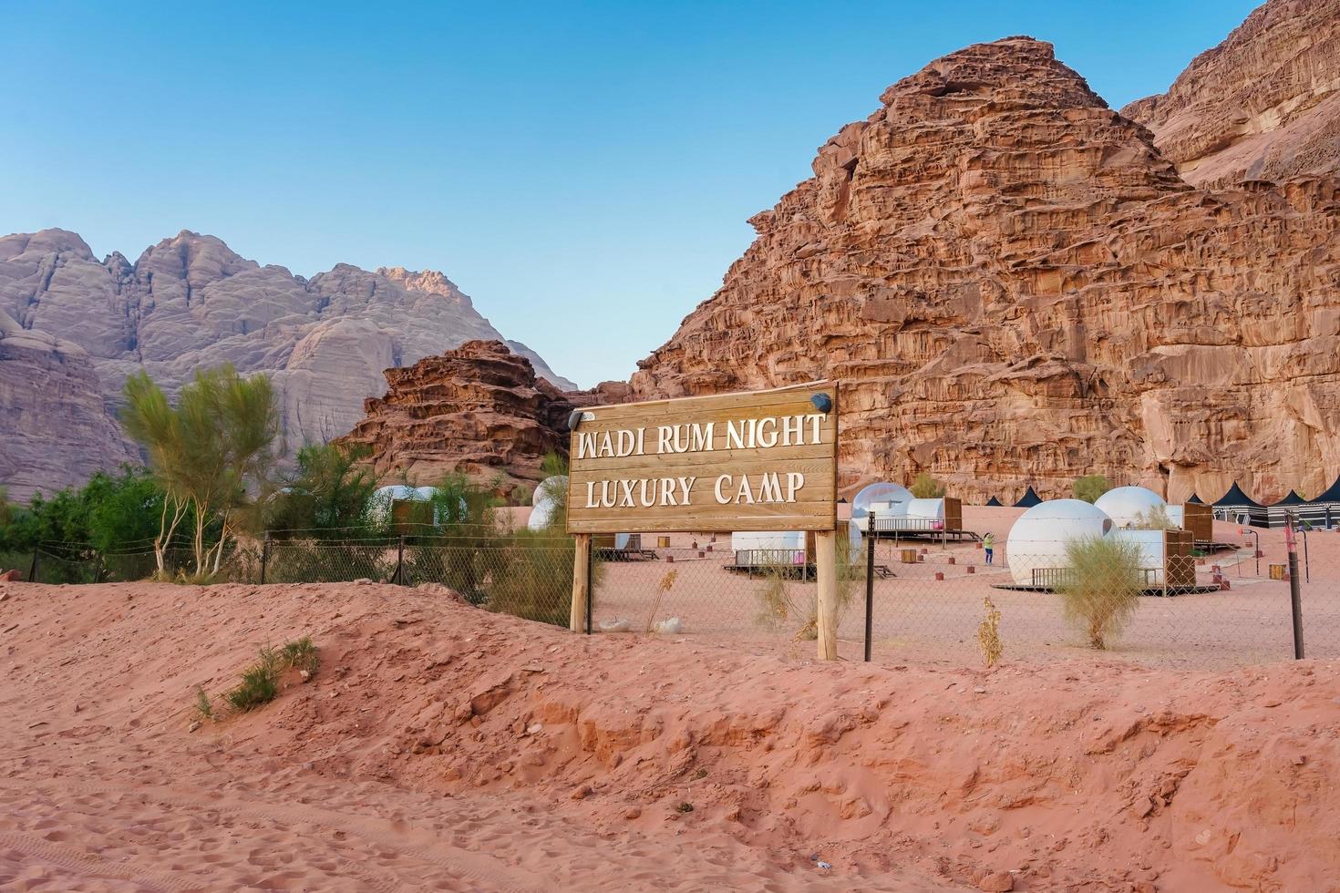 acampar ao longo das rochas em petra, wadi rum, jordan foto